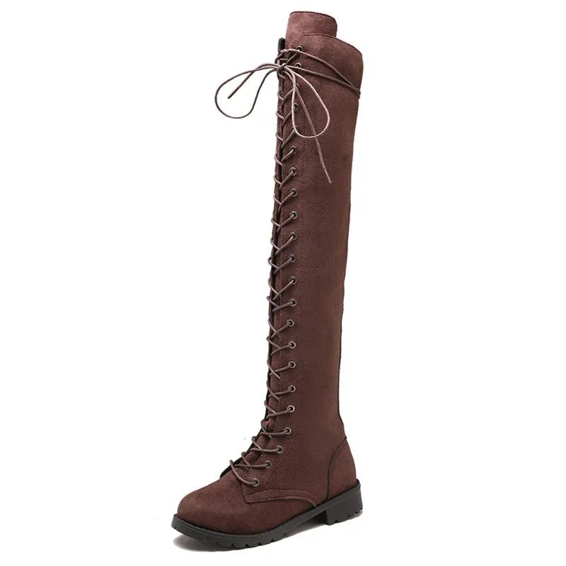 Bottes cuissardes femme – Aspect suédine – Lacets avant – Fermeture zippée – Semelle crantée