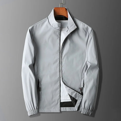 Veste active homme – Coupe slim – Tissu léger respirant – Col montant zippé – Poches sécurisées