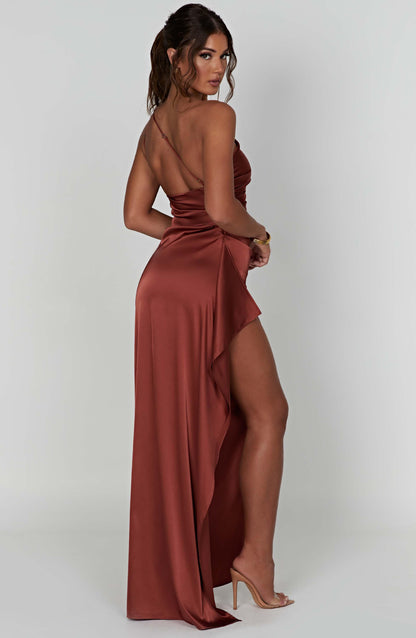 Robe maxi asymétrique en satin - Fente haute et élégance sophistiquée