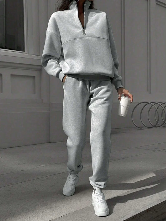 Ensemble Femme Deux Pièces – Maille Douce – Coupe Décontractée – Haut Zippé Manches Longues et Pantalon Fuselé