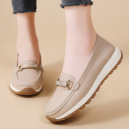 Mocassins beige pour femmes avec boucle dorée et semelle matelassée