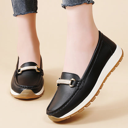 Mocassins beige pour femmes avec boucle dorée et semelle matelassée