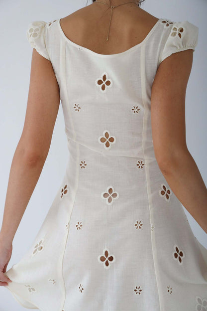 Robe midi femme – Coupe ajustée – Lin léger – Broderie florale – Manches volantées