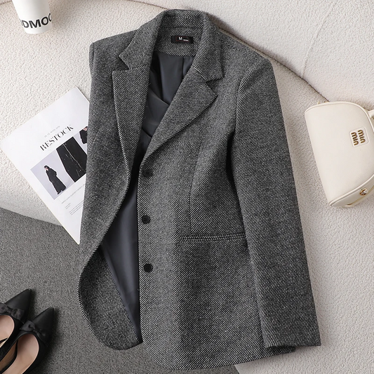 Blazer femme – Coupe cintrée – Laine douce – Col classique – Fermeture trois boutons