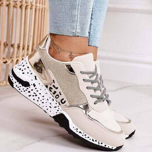 Baskets femme – Design texturé – Accents métalliques – Semelle mouchetée – Lacets