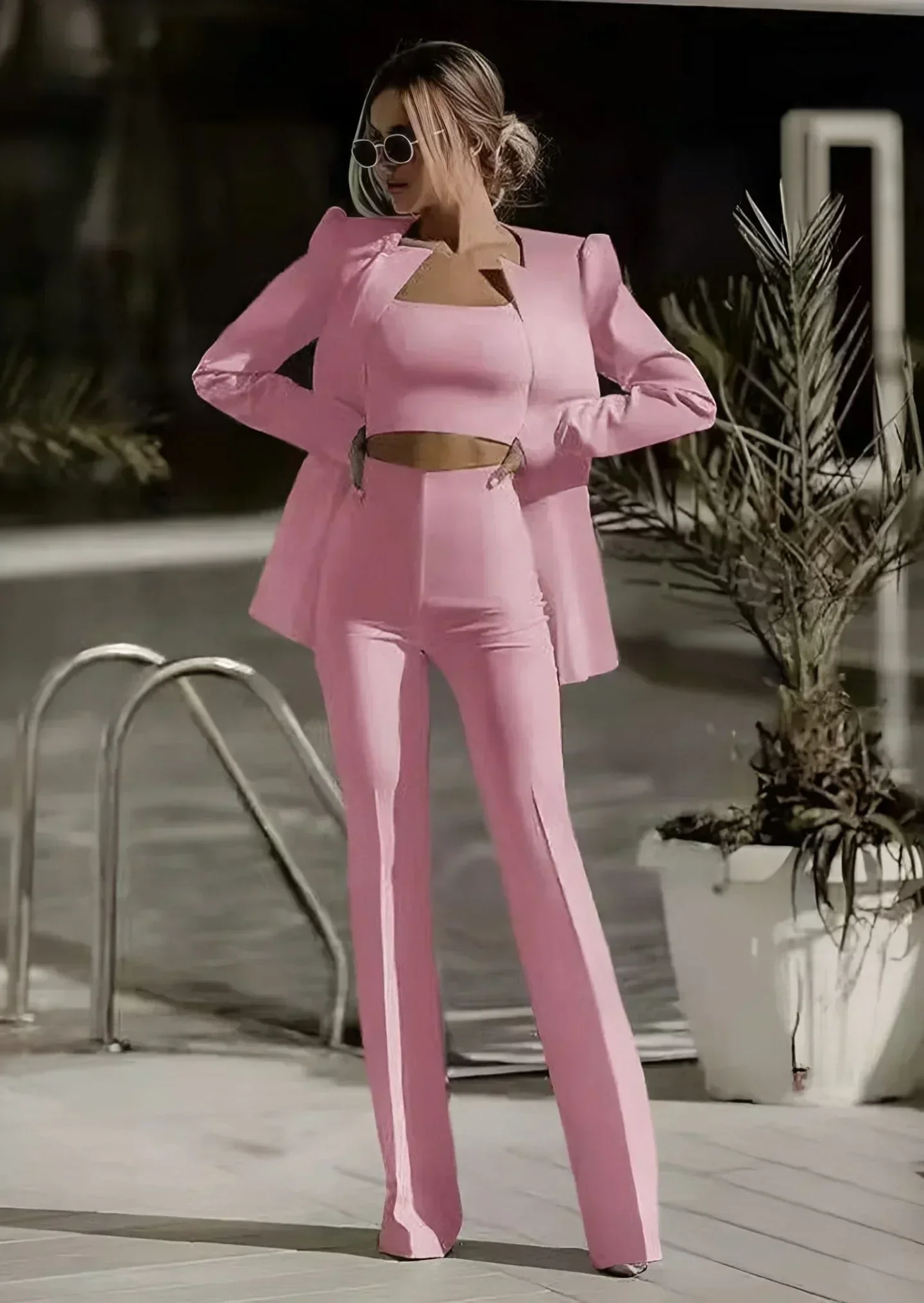 Ensemble tailleur femme – Coupe ajustée – Haut court structuré – Pantalon évasé taille haute