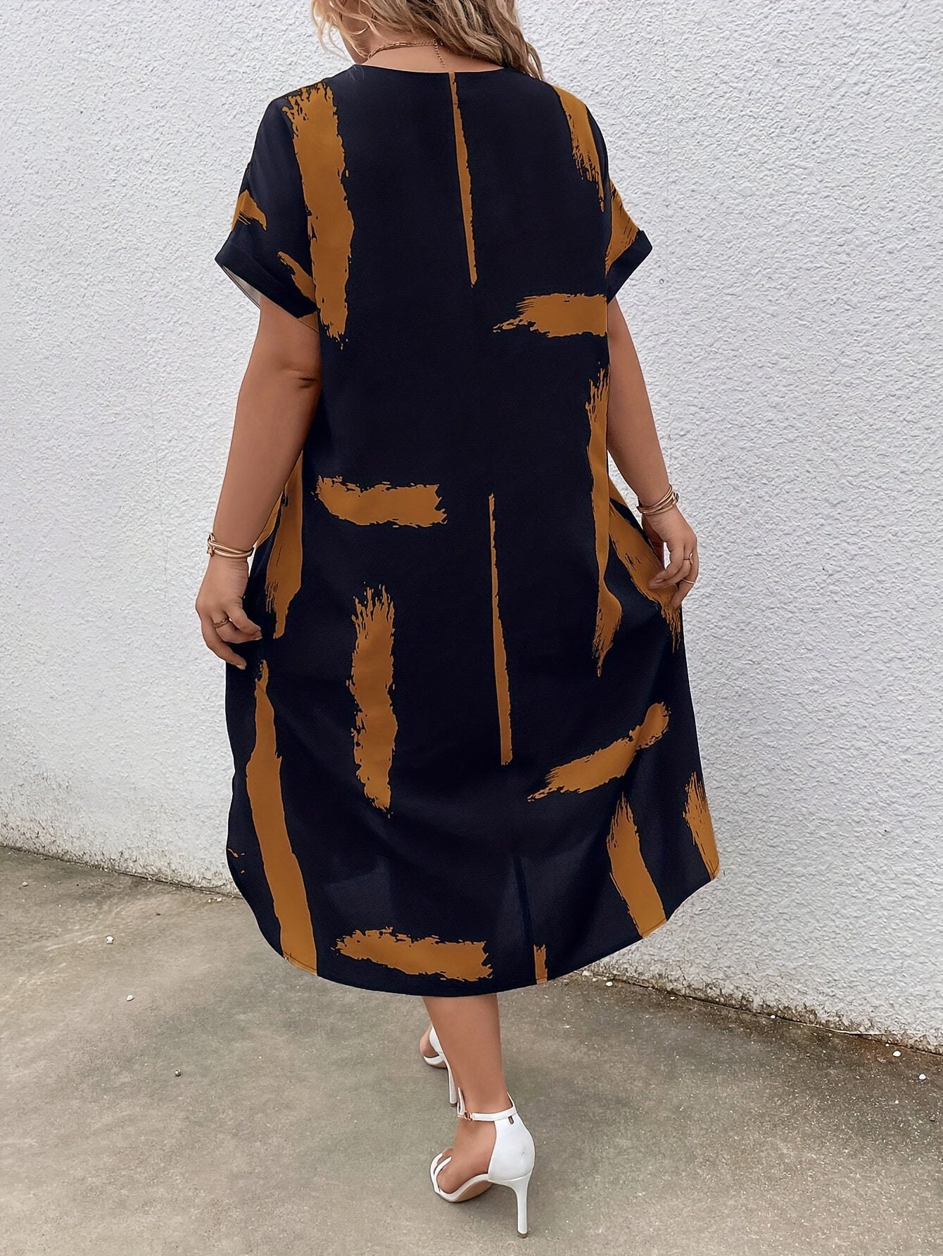 Robe Midi Femme - Coupe Ample - Manches Courtes - Col V Élégant - Motif Artistique