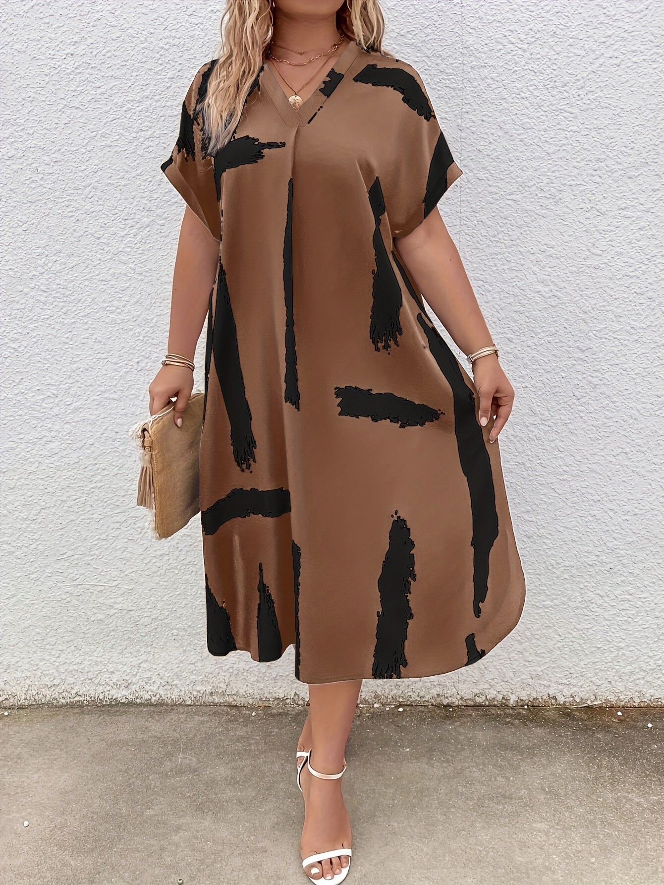 Robe Midi Femme - Coupe Ample - Manches Courtes - Col V Élégant - Motif Artistique