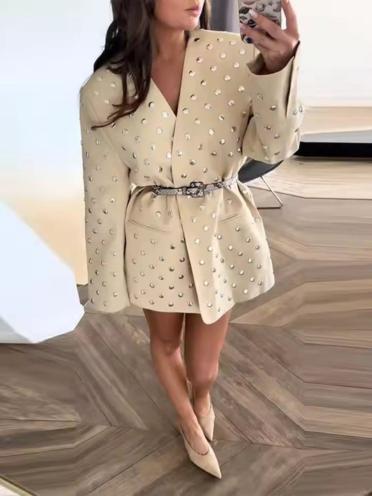 Veste femme – Coupe oversize – Décolleté en V – Détails cloutés – Ceinture ajustable