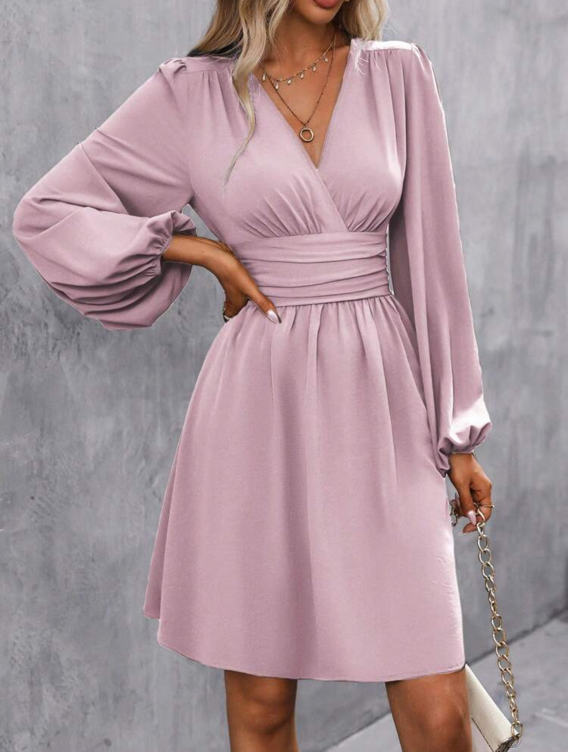 Robe femme – Décolleté en V – Coupe évasée – Manches ballon – Taille froncée