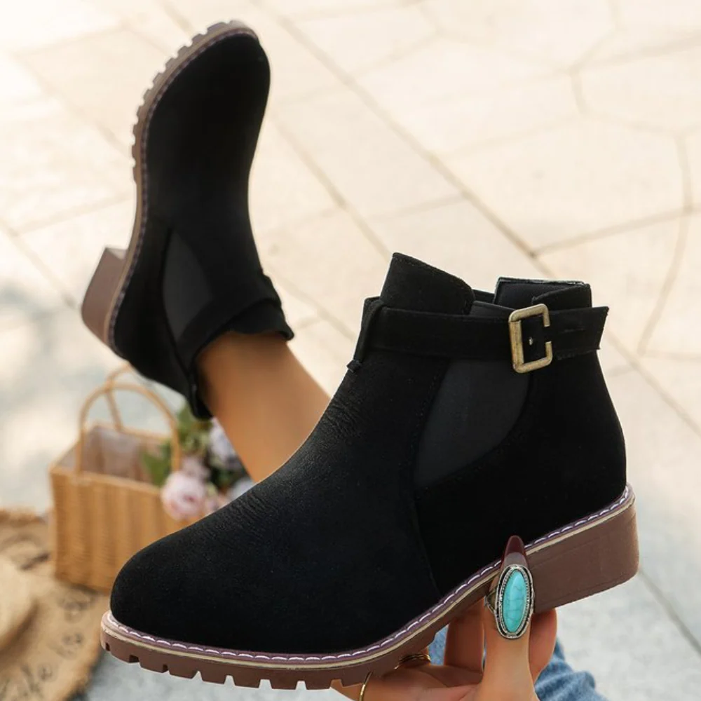 Bottines femme – Effet suédine – Sangle boucle – Panneau élastique – Semelle crantée