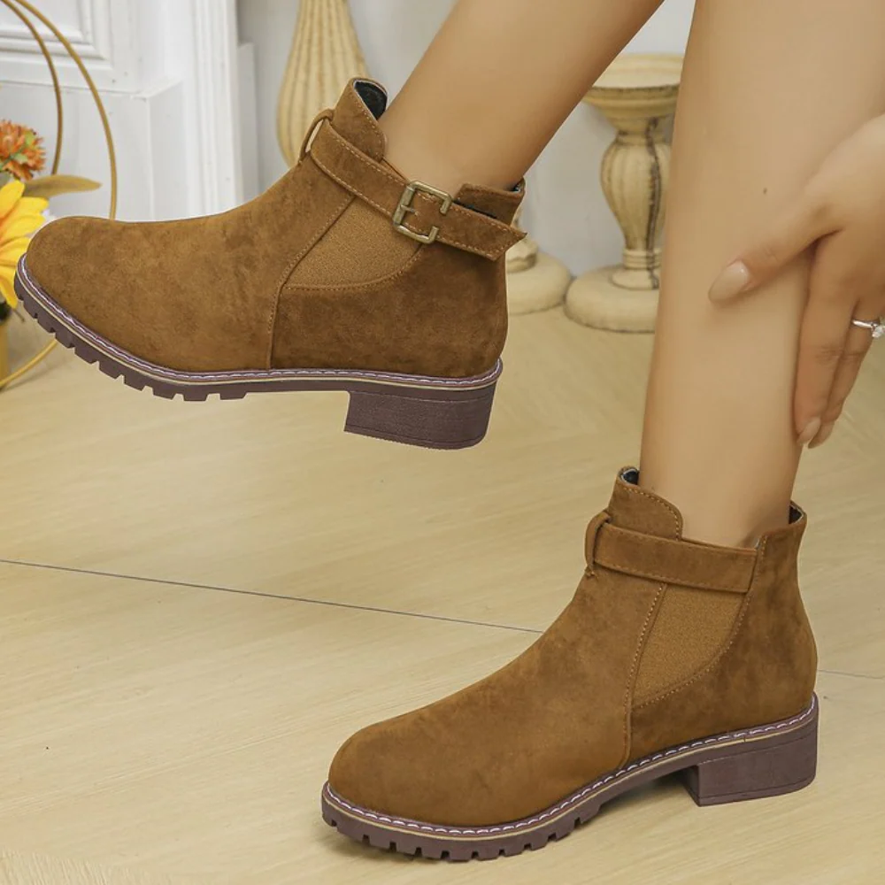 Bottines femme – Effet suédine – Sangle boucle – Panneau élastique – Semelle crantée