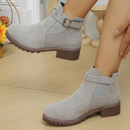 Bottines femme – Effet suédine – Sangle boucle – Panneau élastique – Semelle crantée