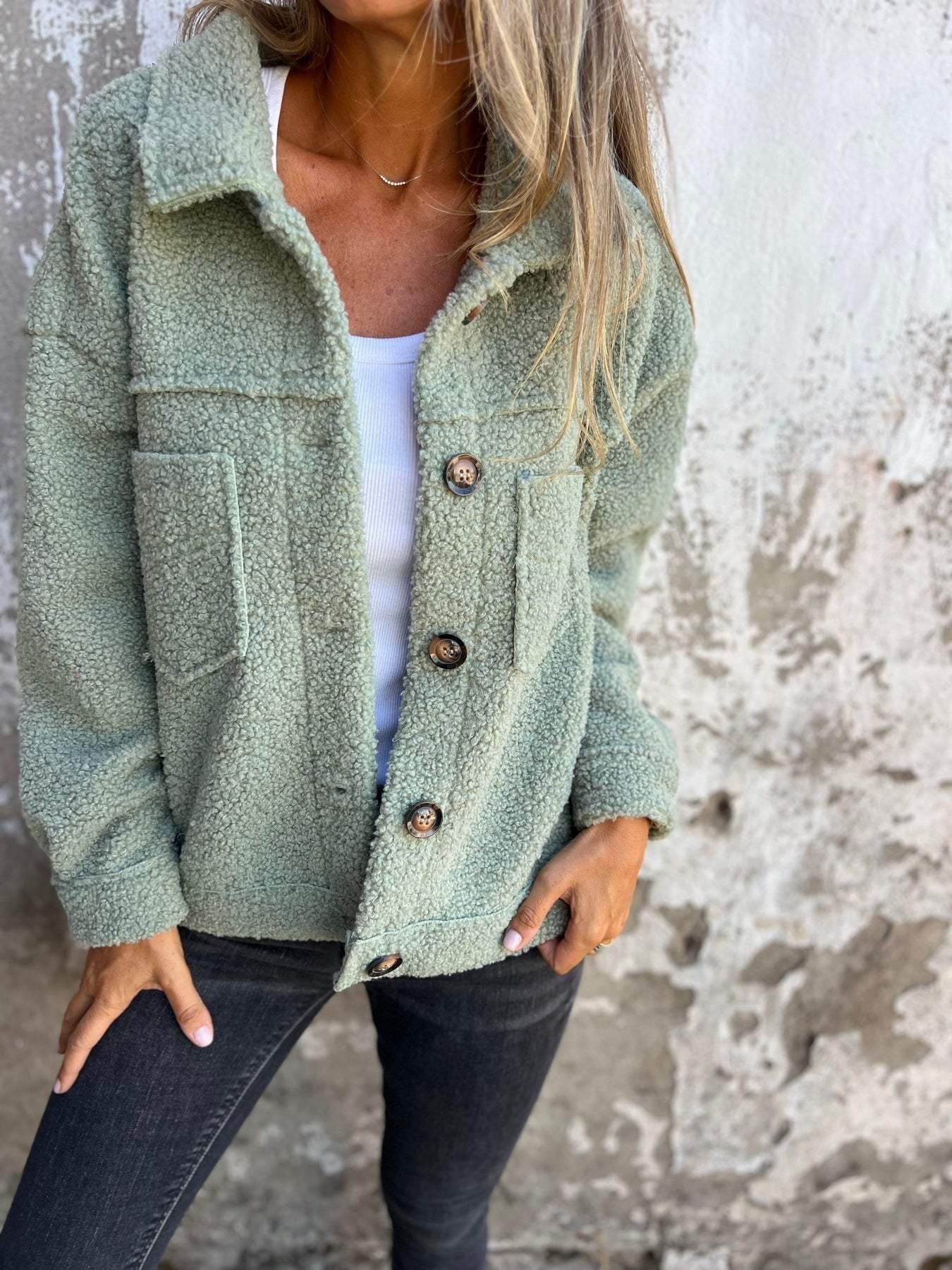 Veste femme en shearling – Coupe décontractée – Col large – Boutonnage frontal