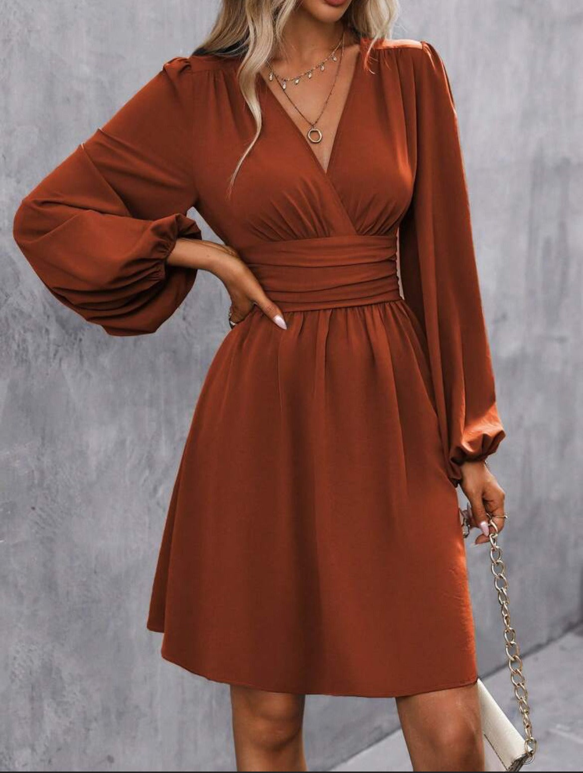 Robe femme – Décolleté en V – Coupe évasée – Manches ballon – Taille froncée