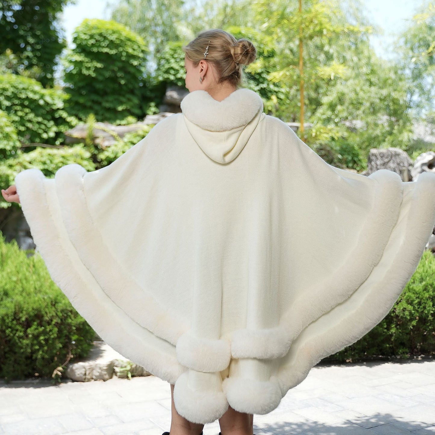 Femme Cape - Tissu Tissé - Coupe Oversize - Col Montant - Longueur Mi-Cuisse - Bordure Fourrure