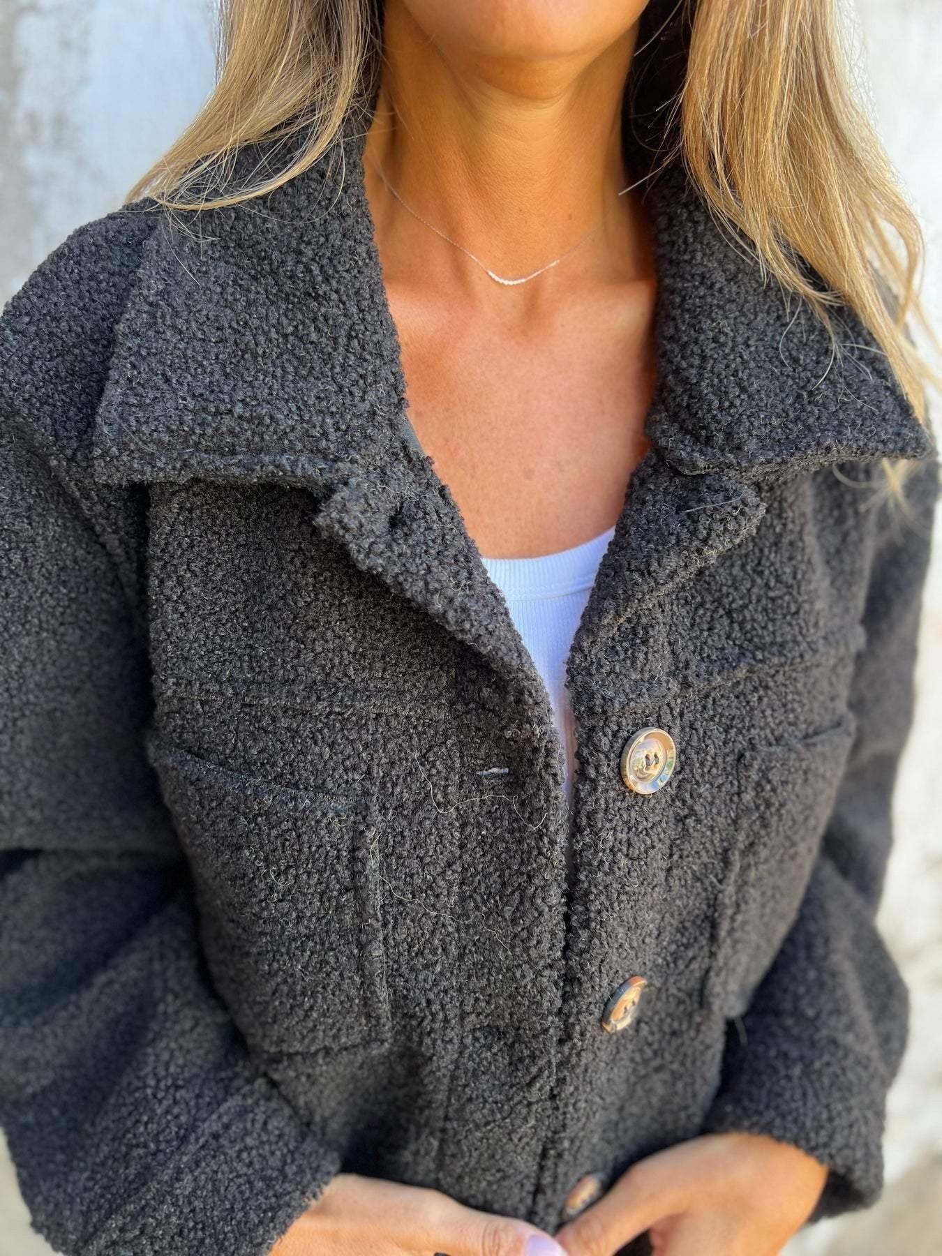 Veste femme en shearling – Coupe décontractée – Col large – Boutonnage frontal