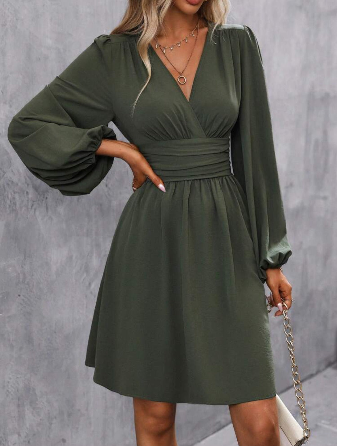 Robe femme – Décolleté en V – Coupe évasée – Manches ballon – Taille froncée