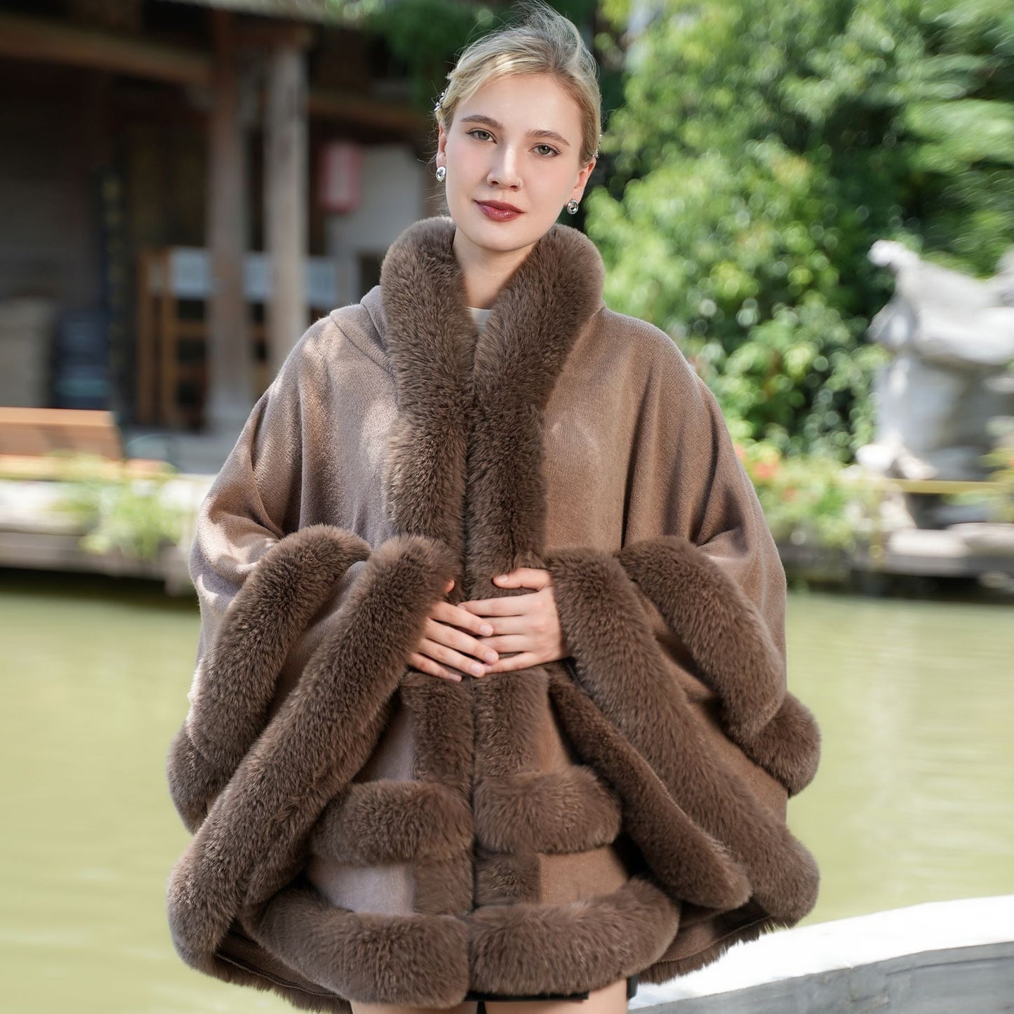 Femme Cape - Tissu Tissé - Coupe Oversize - Col Montant - Longueur Mi-Cuisse - Bordure Fourrure