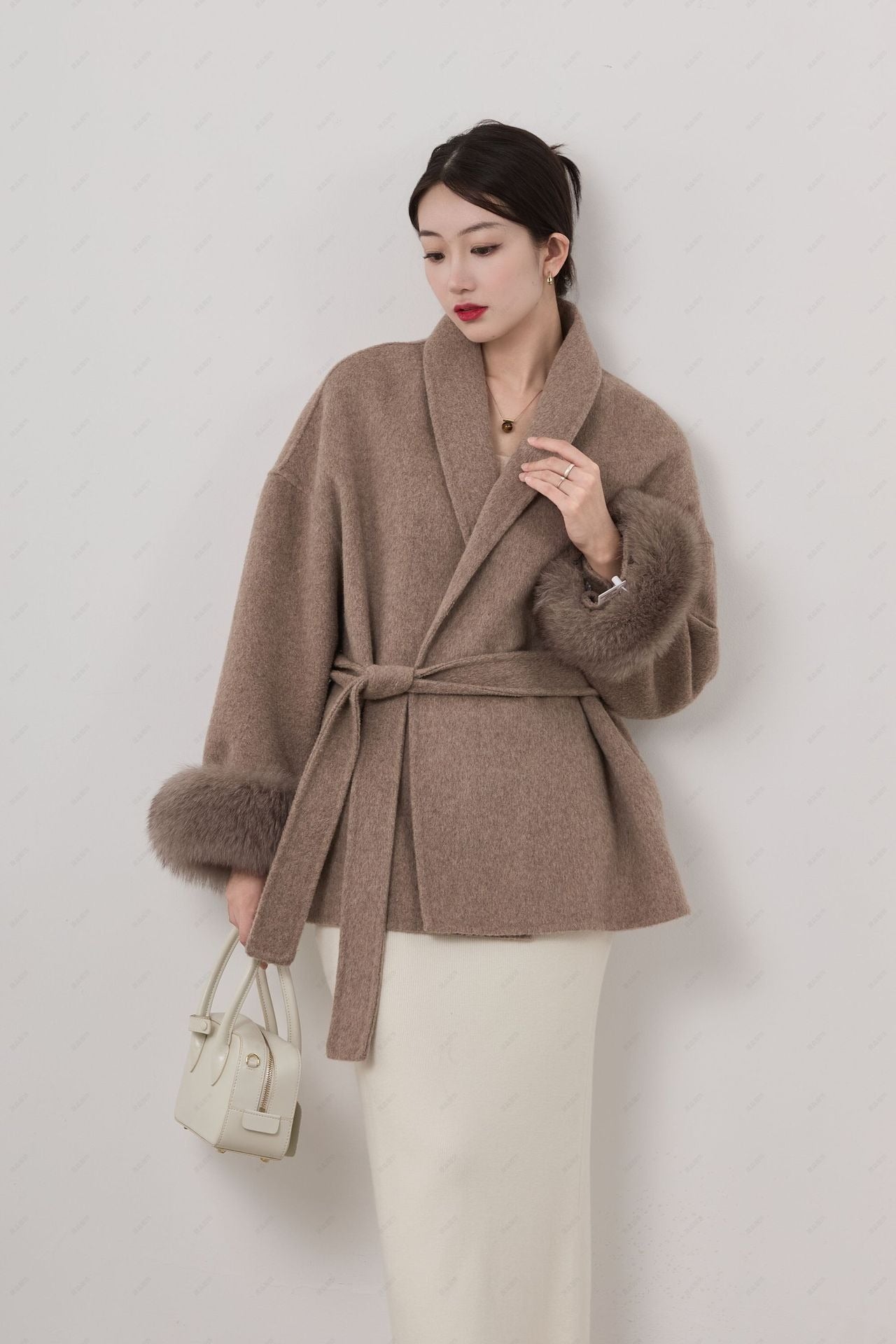 Manteau femme court – Laine douce – Coupe portefeuille – Col châle – Poignets amovibles