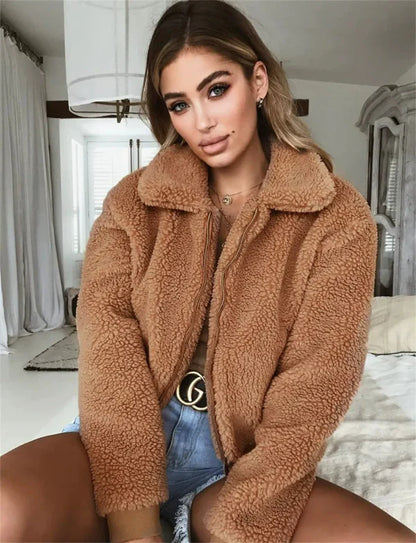 Veste courte femme – coupe décontractée – polaire douce – col chemise – zip frontal