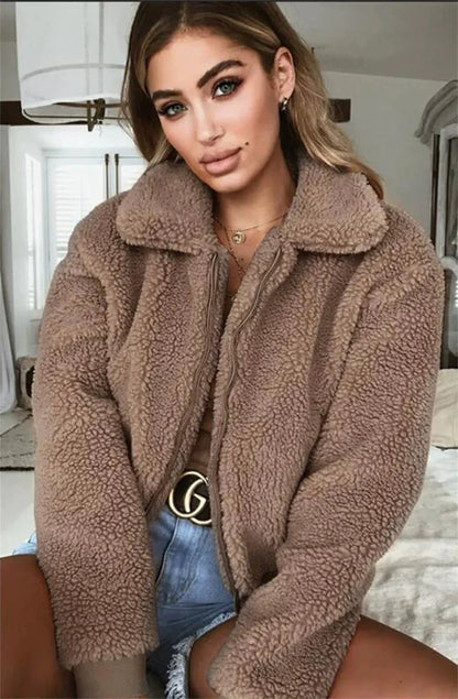 Veste courte femme – coupe décontractée – polaire douce – col chemise – zip frontal