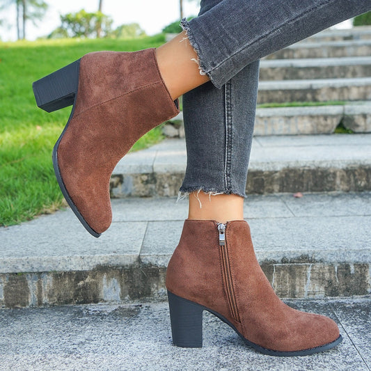 Bottines femme – Suédine – Talon bloc – Fermeture zippée – Coupe structurée