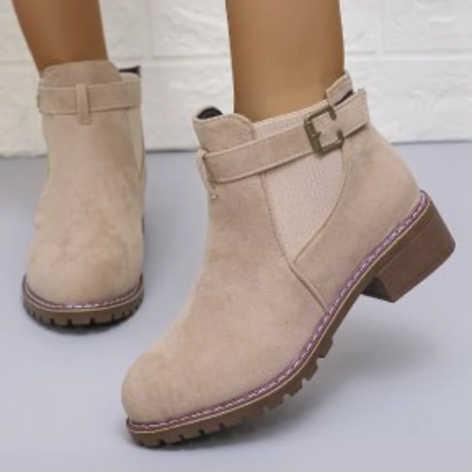 Bottines femme – Effet suédine – Sangle boucle – Panneau élastique – Semelle crantée
