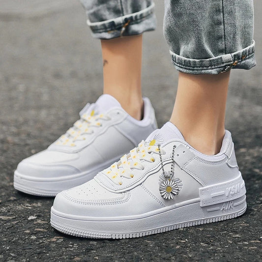 Baskets basses femme – effet cuir lisse – bout perforé – confort décontracté