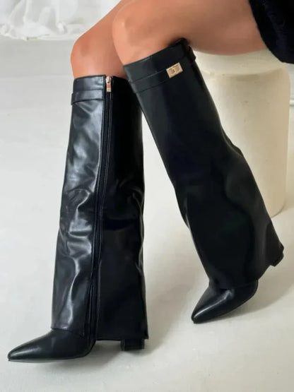 Bottes femme hautes – Effet suédine – Talon bloc – Bout pointu – Boucle décorative