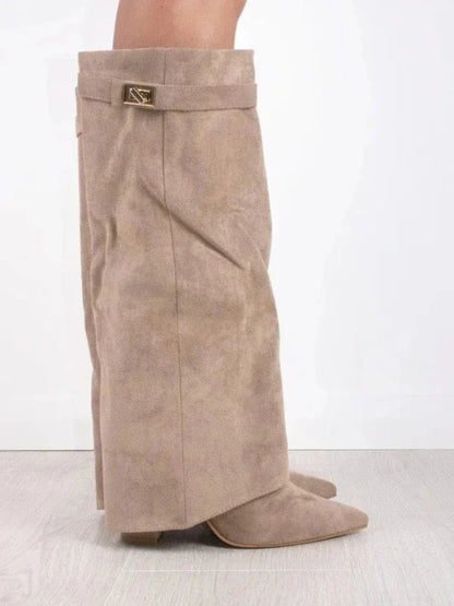 Bottes femme hautes – Effet suédine – Talon bloc – Bout pointu – Boucle décorative