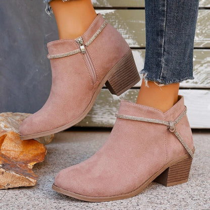 Bottines femme – Effet suédine – Talon large – Sangle décorative – Fermeture zippée