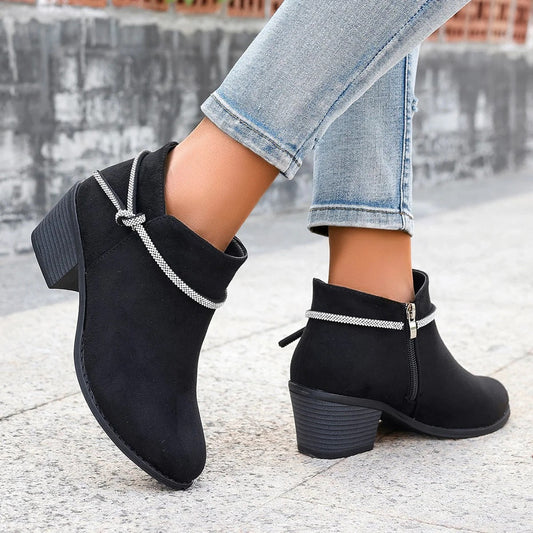 Bottines femme – Effet suédine – Talon large – Sangle décorative – Fermeture zippée