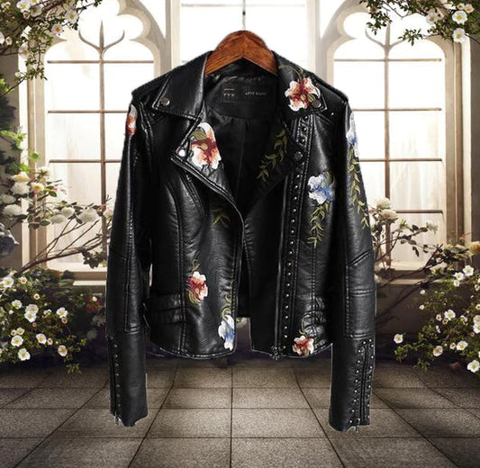 Veste biker femme – Cuir lisse – Coupe cintrée – Broderies florales – Clous – Zip asymétrique