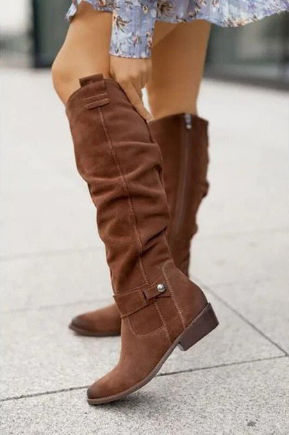 Bottes femme hauteur genou – Suédine – Talon bas – Bout rond – Fermeture zippée – Bride ajustable