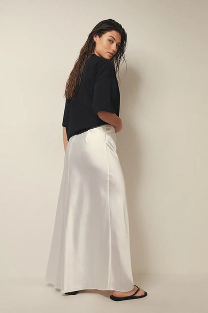 Jupe Midi Satinée Femme – Tissu Fluide Élégant – Coupe Ajustée Sophistiquée