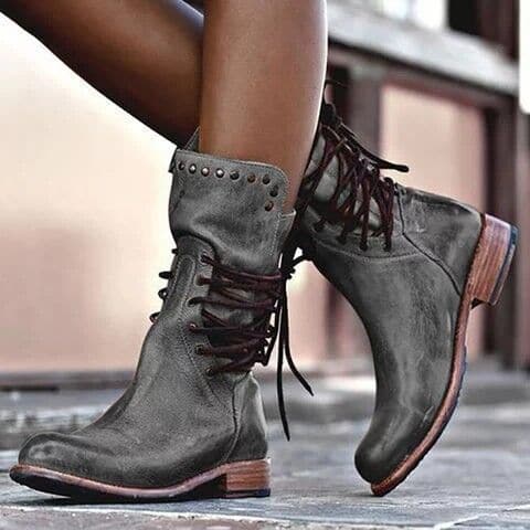 Bottes femme mi-mollet – cuir lisse – laçage œillets – clous métalliques vintage