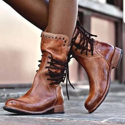 Bottes femme mi-mollet – cuir lisse – laçage œillets – clous métalliques vintage