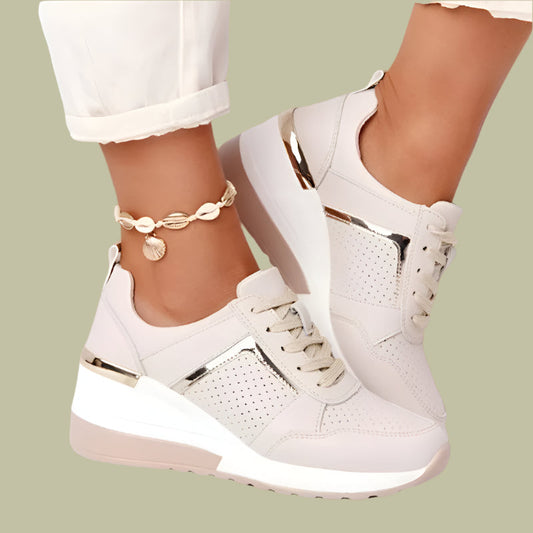 Baskets femme – Talon compensé – Détail métallisé – Côtés perforés – Confort casual