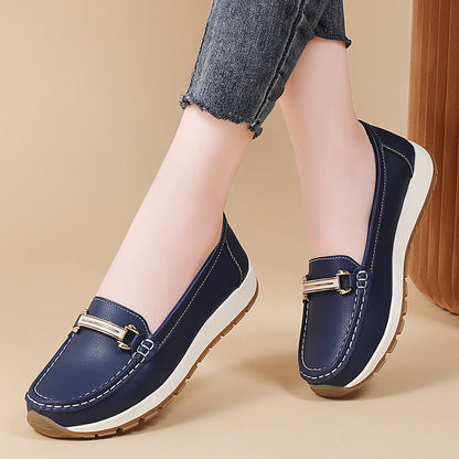 Mocassins beige pour femmes avec boucle dorée et semelle matelassée