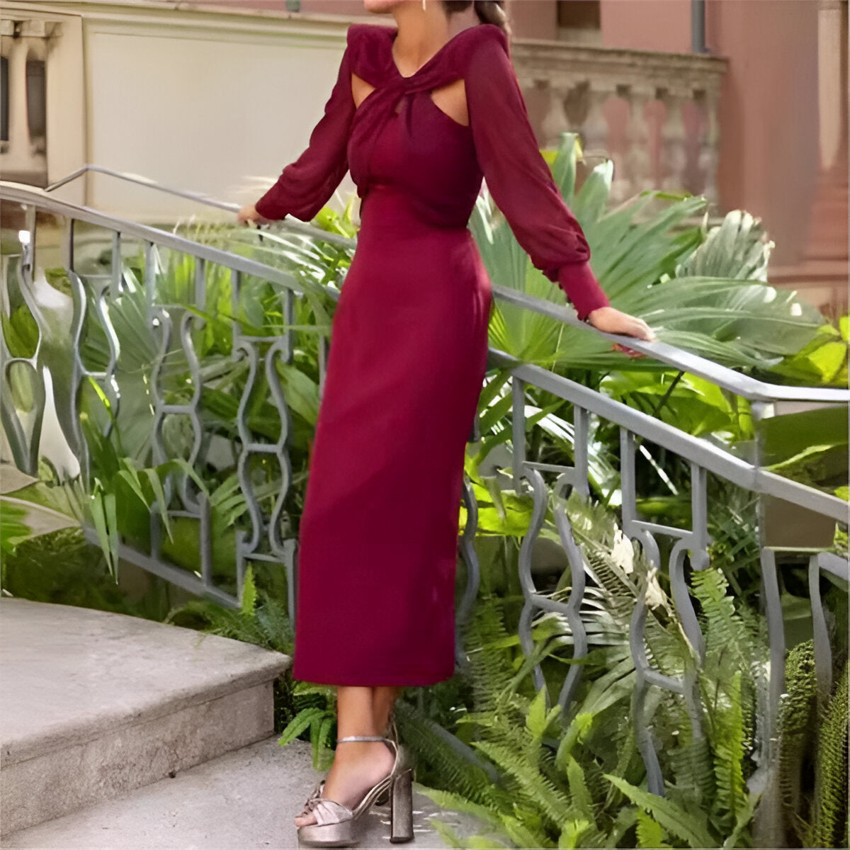 Robe Midi Femme – Coupe Ajustée Évasée – Manches Longues Voilées – Détail Noué Épaules