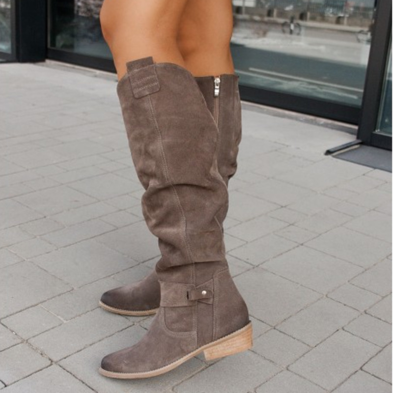 Bottes femme hauteur genou – Suédine – Talon bas – Bout rond – Fermeture zippée – Bride ajustable