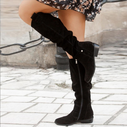 Bottes femme hauteur genou – Suédine – Talon bas – Bout rond – Fermeture zippée – Bride ajustable