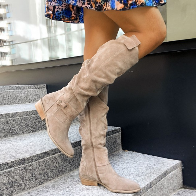Bottes femme hauteur genou – Suédine – Talon bas – Bout rond – Fermeture zippée – Bride ajustable