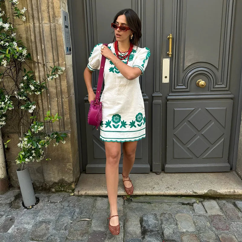 Robe Femme Courte - Broderie Fleurie - Manches Bouffantes - Coupe Cintrée Casual