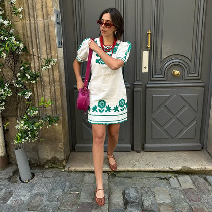 Robe Femme Courte - Broderie Fleurie - Manches Bouffantes - Coupe Cintrée Casual