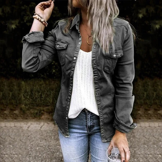 Veste en jean femme – Coupe cintrée – Boutonnage frontal – Poches poitrine – Style décontracté structuré